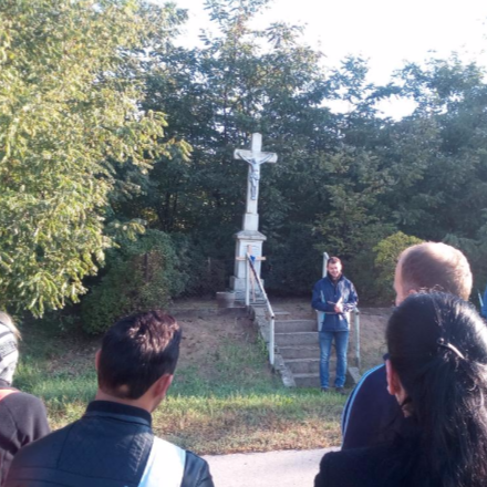 Oltalmad alá futunk