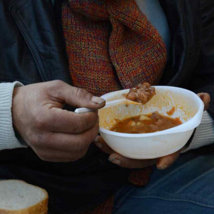 Ismét ételt osztanak Debrecenben