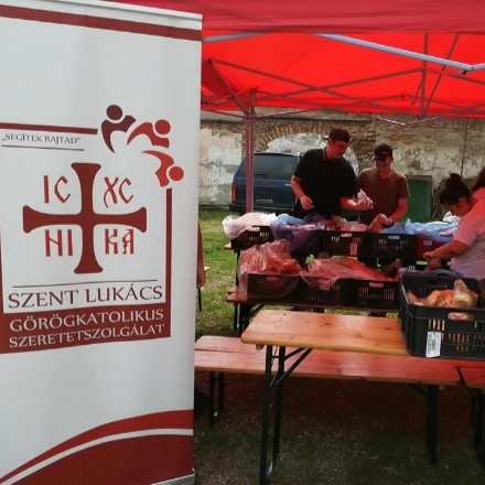 Ismét ételt osztott a szeretetszolgálat