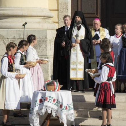 Kenyéráldás a virágkarnevál nyitányaként