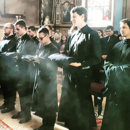 A reverenda, mint a Krisztus-követés egyik jele - beöltöztek a kispapok Máriapócson