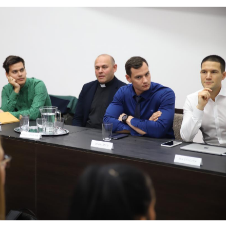 Mi lesz abból, ha egy edző, egy személyiségfejlesztő és egy életmódtanácsadó egy helyen szólal fel? 