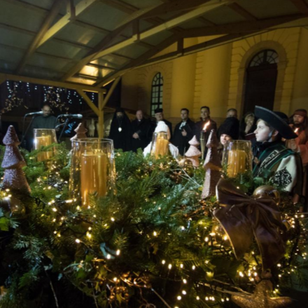 Meggyújtották az első adventi gyertyát Debrecenben, ünnepi fényárba borult a belváros 