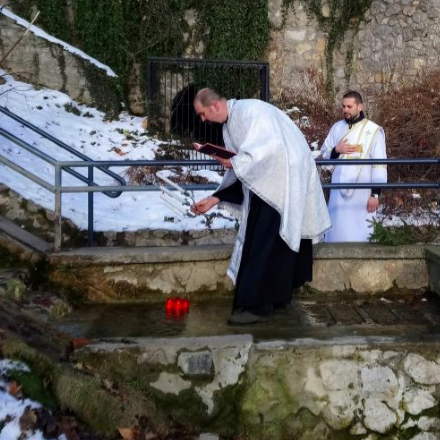 Vízszentelés Pécsett a Tettye-forrásnál