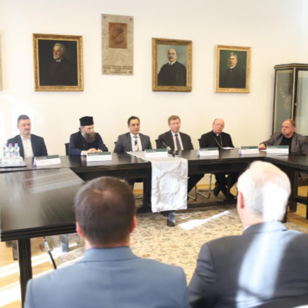 Debrecen Szent László virágkocsival köszönti Ferenc pápát Csíksomlyón