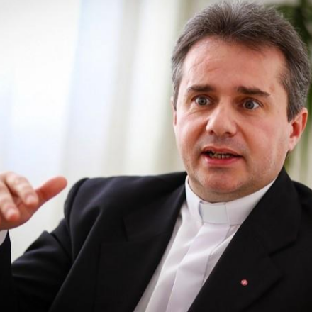 A lelkiismeret a teljesebb, jobb életre hív - Papp Miklós morálteológus előadása Székesfehérváron