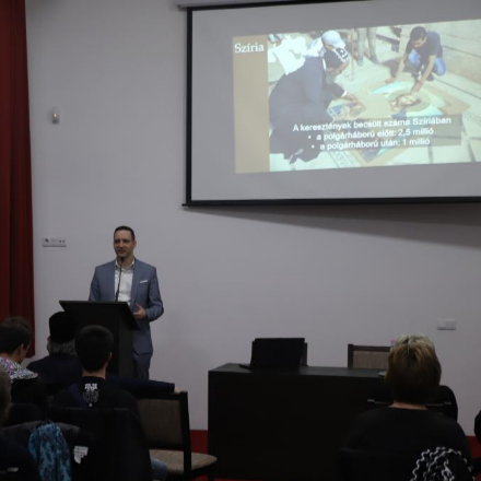 A szenvedők hangja szeretnénk lenni - összefoglaló Azbej Tristan államtitkár előadásáról 