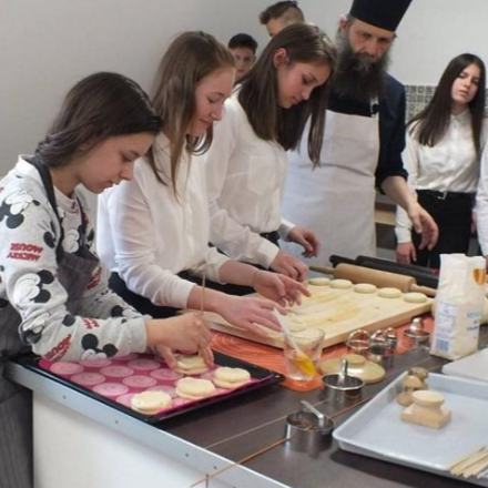 Az érsek is tésztát gyúrt Edelényben - Földrajzi hét a görögkatolikus iskolában