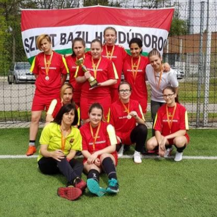 Országos döntőbe jutott a Szent Bazil leány focicsapata