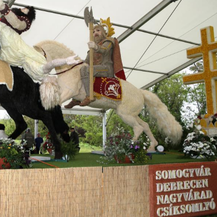 Úton a Szent László ereklyéjét kísérő virágkocsi Ferenc pápához - videóval frissítve!