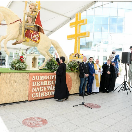 Megáldották Debrecenben a Csíksomlyóba tartó virágkocsit