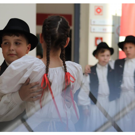 Zenészek, néptáncosok, rajzosok - bemutatkoztak a Szent Efrém általános iskola művészpalántái 