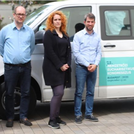 Bíborosi áldás után érkeztek meg az egyházmegyékhez a NEK előkészületet segítő mikrobuszok