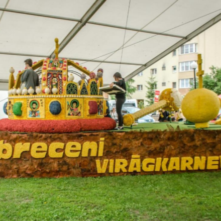 Csíkszeredába érkeztek a Szent László-legendát és a Szent Koronát ábrázoló debreceni virágkocsik
