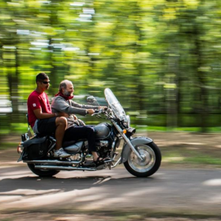 Fülöp metropolita motoron: élményt adtak fogyatékkal élőknek Debrecenben 