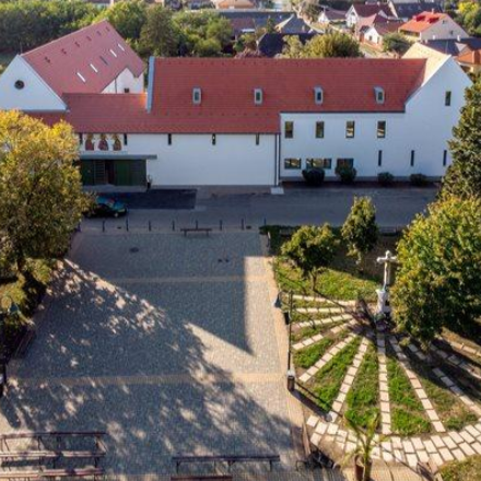 Zarándokként távozzon a turista is - megújult a zarándokház Máriapócson