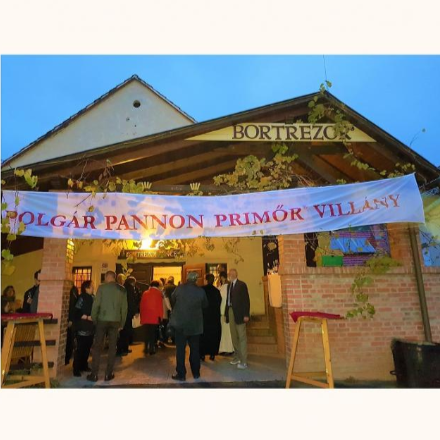 Pécsett megáldották, Debrecenben megkóstolták a villányi újbort 