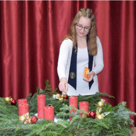 Évfolyamok köszöntik az adventi lángot a nyíracsádi iskolában
