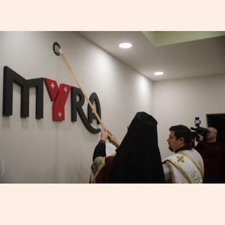 Kávézás közben se felejtsük el magunk közé fogadni az Úr Jézust - Megáldották a Myra kávézó, ajándék - és kegytárgyboltot 