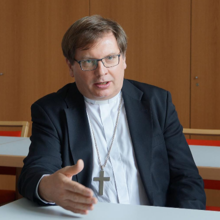 Az egyházaknak tenniük kell, hogy előre meneküljünk