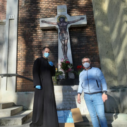 Adományba kapott maszkokat osztott szét a Budapesti Görögkatolikus Egyházközség 