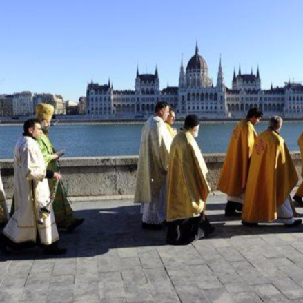 Sokan összegyűltek a Duna szentelésén