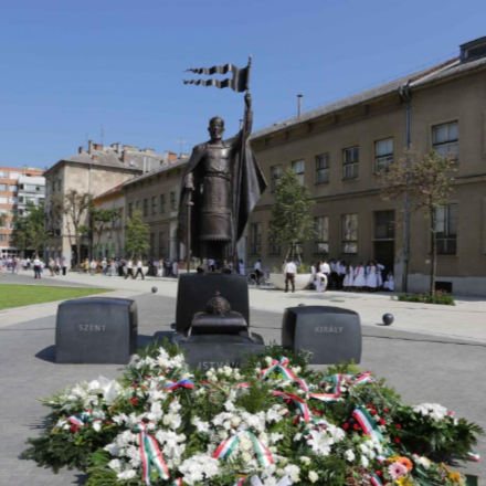 Debrecen első, Szent István királyt ábrázoló köztéri szobrát áldották meg augusztus 20-án
