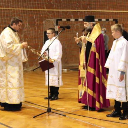 Megáldották a Szent Bazil Általános Iskola megszépült udvarát 