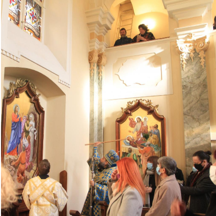 A keresztény élet hivatás: cselekedeteinket Isten hívására tesszük - üvegablakokat szenteltek a budai templomban 