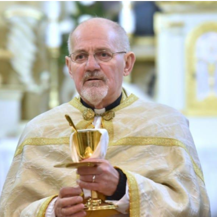 Ha egy pap nem tud valakit Istenhez vezetni, akkor próbálja meg Istent hozzá vezetni - interjú a Magyar Érdemrend lovagkeresztjével kitüntetett Legeza József atyával 