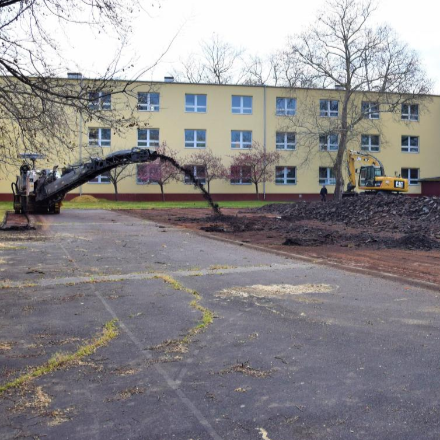 Új burkolatot kap a Szent László Gimnázium udvara