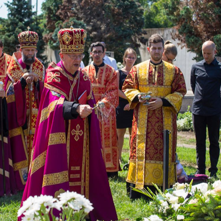 Ez a koporsó beszél az életről, a házasságról, a hűségről, a halálról, az istenről - Eltemették Obbágy Miklós atyát