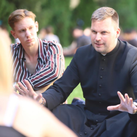 Koronavírusról, influenszer életről és a függőségekről is beszélt Bese Gergő atya az ifjúsági gyalogos zarándoklat lelki napján 
