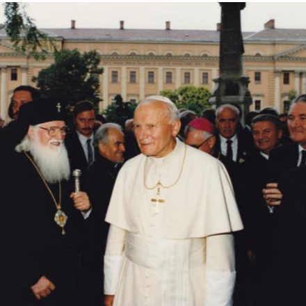 Filmvetítéssel kezdődik az ünnepi programsorozat - Szent II. János Pál pápa debreceni látogatásának 30. évfordulójára emlékezünk