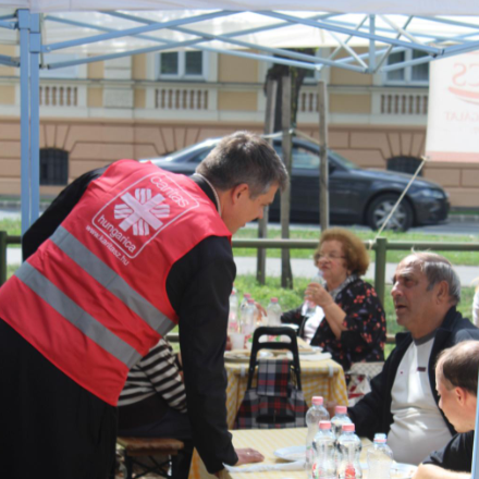 Szeretetvendégségre várták a rászorulókat Debrecenben