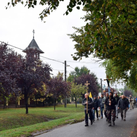Ötven apa gyalogol együtt ötven kilométert Debrecenből 