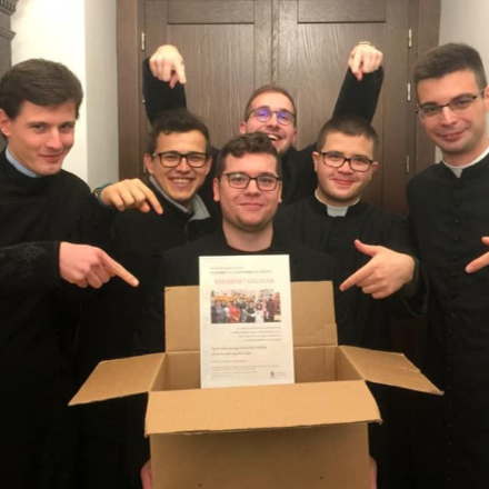 Édességadományt gyűjtenek a központi szeminárium kispapjai