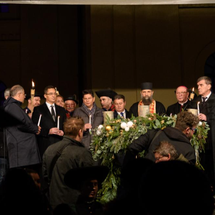 Meggyújtották az első gyertyát Debrecen adventi koszorúján