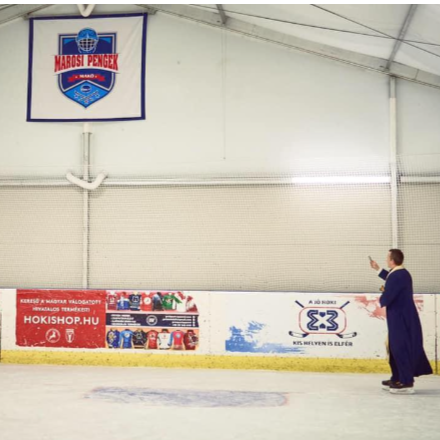 Korcsolyán állva áldotta meg a makói jégpályát Biró István parókus atya