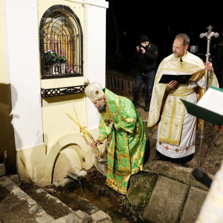 Görögkatolikus vízszentelés Ravazdon, a Béla-kútnál 
