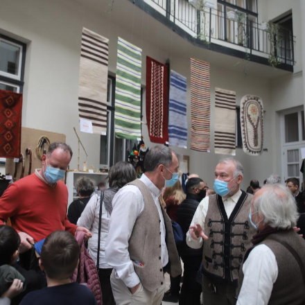 A népművészeten keresztül a hívő ember az Isten gazdagságát látja - kézműves kiállítás nyílt a Metropóliai Hivatalban 