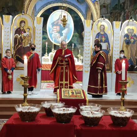 A feltámadás öröme a békétlen világba is elhozza a békességet - koliba-szentelés a Főszékesegyházban 