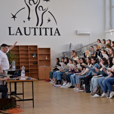 Ajtók címmel írt oratóriumot a Lautitia Kóruscsaládnak Grecsó Krisztián és Hrutka Róbert