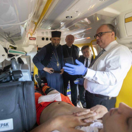 Átadták és megáldották az ökumenikus imahét debreceni perselyadományából a Debreceni Mentőállomás részére vásárolt életmentő készüléket