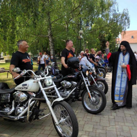 Két keréken érkeztek az Istenszülőhöz 