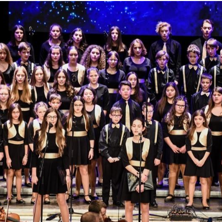 Idén újra Messze zsong a hálaének egy különleges produkcióval egybekötve!