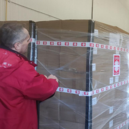 Megkezdi a hosszútávú segítségnyújtást a Katolikus Karitász a földrengés áldozataiért