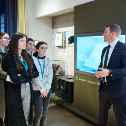 A köztársasági elnök férjével járták körbe a Pénzmúzeumot a Szent Annás diákok 