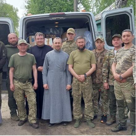 Reményt vittek a reménytelenségbe - interjú két, a frontra látogató görögkatolikus pappal