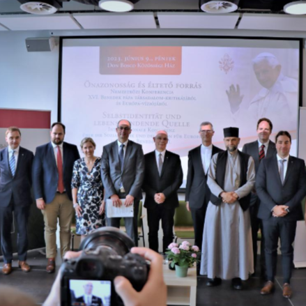 Önazonosság és éltető forrás: nemzetközi konferencia XVI. Benedek nyomán